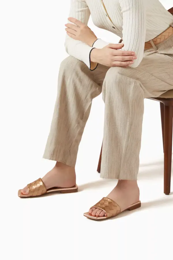 حذاء باركو مفتوح من الخلف جلد لامع مجدول- image 1